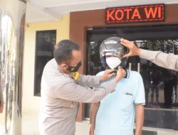Pengendara Motor yang Menggunakan Helem Megic Com Dibina Kapolres Pasuruan Kota