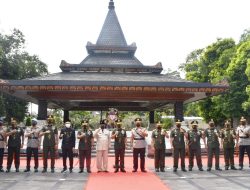 Hari Lahir Pancasila, Danrem 081/DSJ Dampingi Pangdam Ziarah di Makam Bung Karno
