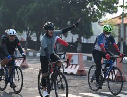 Bersama Pangdam, Danrem 081/DSJ Gowes Gresik – Surabaya