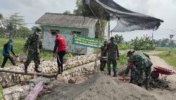 Koramil 0812/19 Laren Bantu Petani Normalisasi Saluran Irigasi