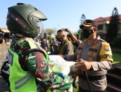 Seribu Keluarga Terdampak Pandemi COVID-19 di Mojokerto Digelontor Beras dan Masker