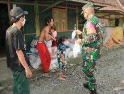 Dandim Lamongan Keliling Desa Sidodowo Bagikan Masker