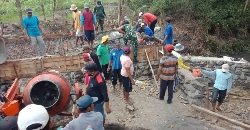 Permudah Akses Jembatan Penghubung Jalan Desa Babinsa Bersama Warga Melaksanakan Pengecoran