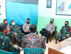 Pangdam V Brawijaya, Kapolda Jatim bersama Kakor Binmas Serta Forkopimda Daerah Melakukan Pengecekan di Kecamatan Arosbaya