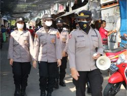 Dengan Humanis, Polwan cantik Polres Ponorogo Bagi Bagi Masker Dengan Pedagang di Pasar Siman