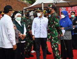 Danrem 081/DSJ Dampingi Panglima TNI dan Kapolri Tinjau Vaksinasi dan Posko PPKM Mikro di Madiun