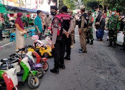 Gugus Tugas Covid 19 Awasi Disiplin Masyarakat dan PPKM Mikro di Alun-alun Lamongan