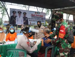 Vaksinasi COVID-19 Ke Pasar Tradisional Mojokerto Berbonus Bingkisan