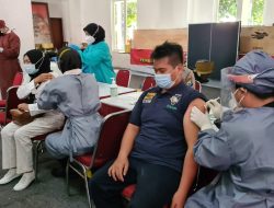 Sambut HUT Bhayangkara Ke-75, Masyarakat Antusias Pelaksanaan Vaksinasi Masal di Polrestabes Suraabaya