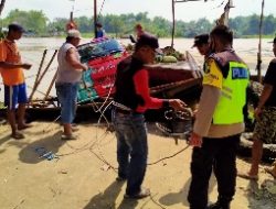 Truck Bermuatan Bawang Merah Terjebur Ke Bibir Sungai Brantas