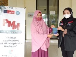 Mahasiswa PMM Mitra Dosen UMM memberikan Vandel Sebagai Penutup Acara