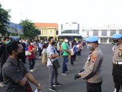 Antusias Masyarakat Berbondong-Bondong Mendatang Gerai Vaksinasi Presisi di Polrestabes Surabaya