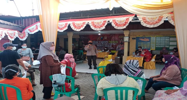 Giat gerai vaksin presisi terhadap warga masyarakat Kecamatan Tarik, Sidoarjo, Jawa Timur, dalam rangka Bakti Kesehatan Bhayangkara untuk Negeri Polresta Sidoarjo di Polsek Tarik. (Foto: Yit)