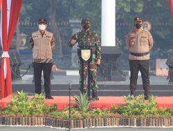 Didampingi Wagub dan Wakapolda Jatim, Pangdam V Brawijaya Pimpin Apel Gelar Pasukan Dalam Rangka Pelaksanaan PPKM Darurat di Wilayah Jatim