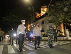 Malam Hari, Wakapolda Jatim dan Unsur Forkopimda Jatim Tinjau Pos Pengendalian Covid 19 di Polrestabes Surabaya
