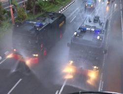 Polda Jatim Semprot Cairan Disinfektan di Sejumlah Jalan Protokol di Surabaya