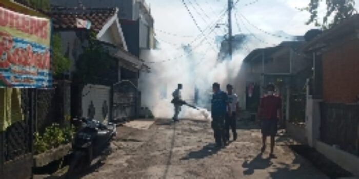 Cegah DBD Puslatpurmar 6 Antralina Bantu Masyarakat Laksanakan Fogging