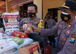 Polres Jombang Bantu Ratusan paket Sembako, Kepada Warga Terdampak PPKM Darurat