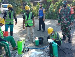 Cegah Covid-19, Bhabinkamtibmas Wilayah Polres Ponorogo Lakukan Penyemprotan Disinfektan Serta Edukasi Warga