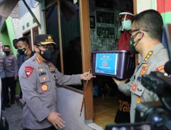 Kapolri Instruksikan Jajarannya Percepat Distribusi Bansos PPKM Darurat ke Warga