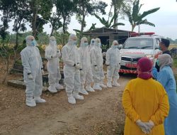 Dua Prajurit Korem 081/DSJ Bantu Pemakaman Jenazah Covid-19