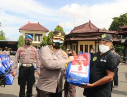POLRES PONOROGO BAGIKAN PAKET SEMBAKO KEPADA JUKIR DAN PEDAGANG KAKI LIMA