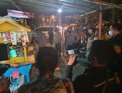 Malam-malam, Kapolri Blusukan di Solo Bagi-bagi Sembako ke Warga dan Pedagang Angkringan