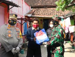 KAPOLRES PONOROGO DAN DANDIM 0802 LEPAS BANTUAN 5 TON BERAS/1000 PAKET SEMBAKO KEPADA WARGA TERDAMPAK COVID – 19