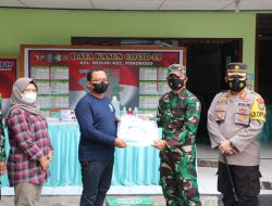 TINJAU POSKO PPKM DARURAT, KAPOLRES PONOROGO BERSAMA DANDIM 0802 BERIKAN SARANA KONTAK BERUPA APD, TANGKI SEMPROT DAN BAGIKAN SEMBAKO