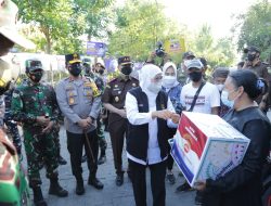 Forkopimda Jatim Berikan Bansos dan Ajak Masyarakat Bervaksin