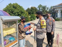 Situasi PPKM, Polres Tubaba Berikan Bansos Kepada Masyarakat