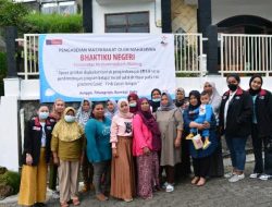 Mahasiswa PMM UMM Membuat Handsanitizer Bersama Ibu-Ibu Dusun Junggo