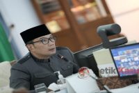 Gubernur Jabar, saat menghadiri Rakor Pembagian Obat dan Beras Gratis dari TNI yang dipimpin Menko Bidang Kemaritiman dan Investasi, via konferensi video di Gedung Pakuan, Kota Bandung. (Foto: Pipin/Biro Adpim Jabar)