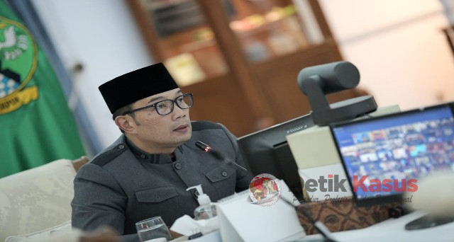 Gubernur Jabar, saat menghadiri Rakor Pembagian Obat dan Beras Gratis dari TNI yang dipimpin Menko Bidang Kemaritiman dan Investasi, via konferensi video di Gedung Pakuan, Kota Bandung. (Foto: Pipin/Biro Adpim Jabar)