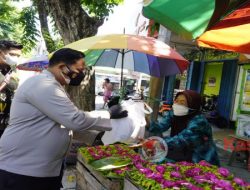 Kapolres Bojonegoro Salurkan Paket Beras Kepada Pedagang Kembang dan UKM