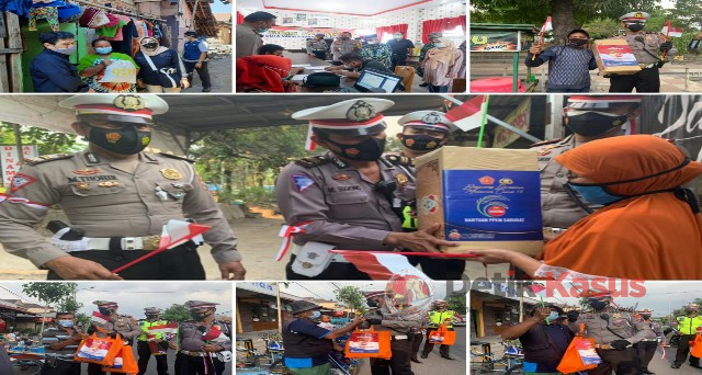 Satlantas Polres Bojonegoro menggelar Bansos paket Sembako kepada masyarakat Kota Bojonegoro. (Foto: Istimewa)