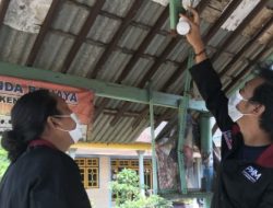 Pemasangan lampu otomatis didesa sumberejo oleh PMM UMM kelompok 86