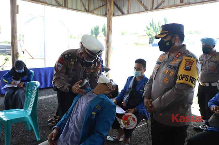 Proses hipnoterapi bagi warga Mojokerto, Jatim,  yang takut divaksin COVID-19 atau fobia jarum suntik. 