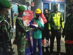 PKL di Lamongan Kibarkan Bendera Simbol Perang Lawan Covid-19, Petugas Beri Apresiasi