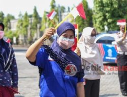 Kapolres Jombang bersama Buruh Kibarkan Bendera Merah Putih Sebagai Simbol Lawan Corona