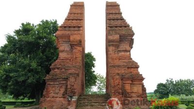 Candi Wringin Lawang