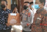 Kasat Binmas Polres Majalengka AKP Rudy Djunardi, salurkan Bansos dari Baznas kepada warga terdampak Covid-19 PPKM Level 3 di wilayah Kecamatan Dawuan, Kabupaten Majalengka, Provinsi Jawa Barat. (Foto: Humas Polres Majalengka untuk Detikkasus.com)