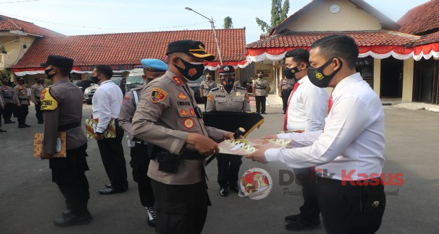 Kapolres Ciko berikan penghargaan kepada personel Polres Ciko yang berprestasi di halaman Mako Polres Ciko. (Foto: Humas Polres Ciko untuk Detikkasus.com) 