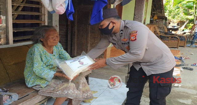 Personel Polresta Cirebon, menyerahkan langsung bantuan beras kepada warga di Desa Gujeg, Kecamatan Panguragan, dan Desa Kreyo, Kecamatan Klangenan, Kabupaten Cirebon. (Foto: Humas Polresta Cirebon untuk Detikkasus.com)