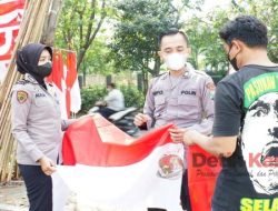 Kapolresta Sidoarjo Bagikan 5.000 Bendera Merah Putih dan Baksos