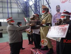 Meriahkan HUT Kemerdekaan RI ke-76, Kapolres Serahkan Hadiah Pemenang Lomba Warkop, Becak dan Aspol Hias