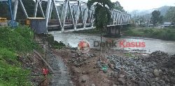 Jembatan Sungai Nasal Dipasang Talud Pengaman, Pasangan Talud Tersiram Hujan