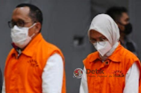 Bupati Probolinggo Puput Tantriana Sari bersama suaminya yang juga anggota DPR dan mantan Bupati Probolinggo Hasan Aminuddin mengenakan rompi tahanan KPK usai diperiksa di gedung KPK, Jakarta, Selasa (31/8/2021) dini hari. (Foto: Istimewa)