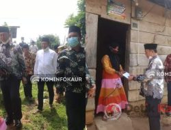 Bupati Kaur Menyerahkan Bantuan Bedah Rumah