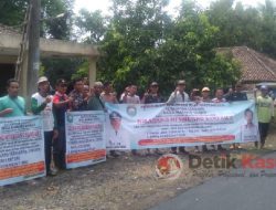 Kades Karang Indah Laksanakan Gotong Royong Pembersihan Lingkungan Desa